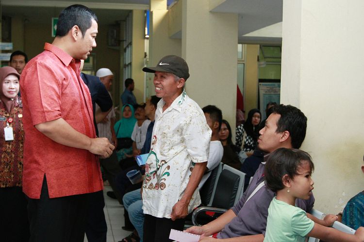 Wali Kota Semarang Hendrar Prihadi berbincang dengan seorang warga Semarang terkait proses layanan publik di kota itu. Berdasarkan data BPS, indeks pembangunan manusia Kota Semarang meningkat hingga 81,19 persen pada 2016.