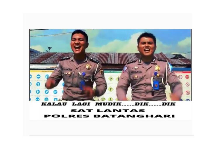 Dua polisi menyanyikan parodi lagu Syantik Siti Badriah yang berisi imbauan kepada pemudik