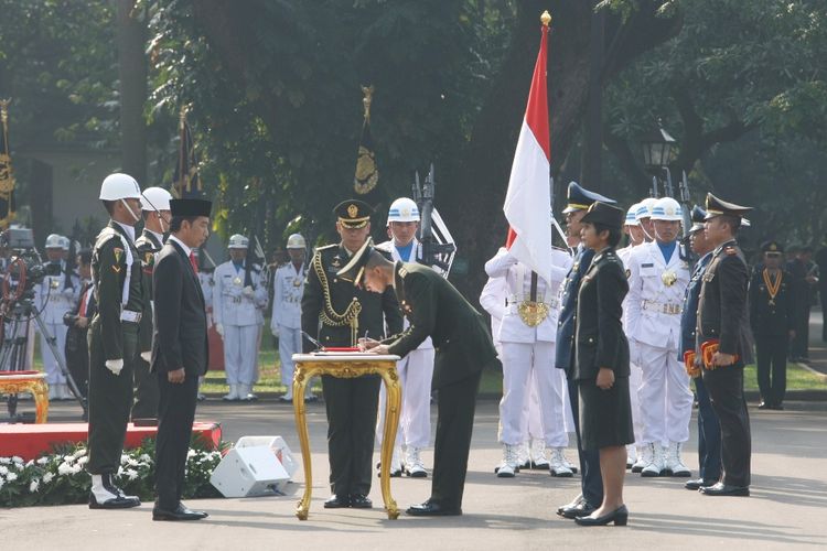 Presiden Joko Widodo, Selasa (25/7/2017) pagi, melantik sebanyak 729 perwira remaja TNI-Polri di halaman Istana Merdeka, Jakarta.