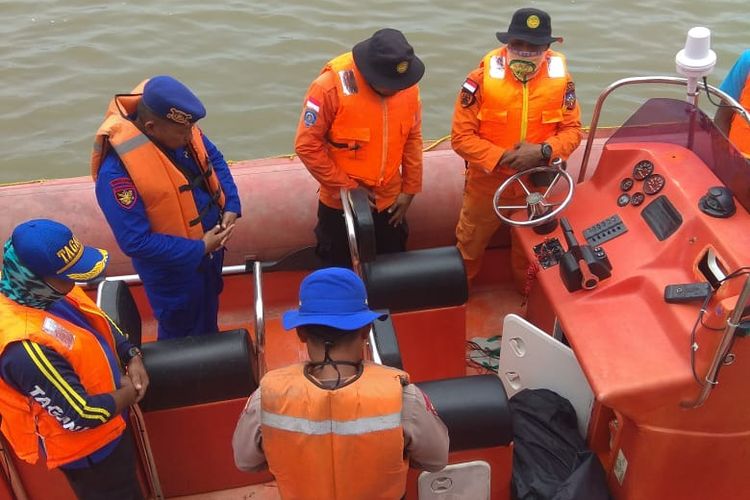 Tim SAR Gabungan saat sedang berdoa sebelum berangkat melakukan pencarian terhadap longboat berpenumpang 18 orang yang hilang kontak di perairan Asmat, Minggu (10/2/2019)