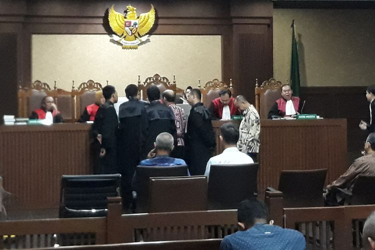 Advokat Timbul Tomas Lubis bersaksi dalam sidang untuk terdakwa mantan Kepala BPPN, Syafrudin Arsyad Temenggung di Pengadilan Tipikor Jakarta, Senin (9/7/2018).