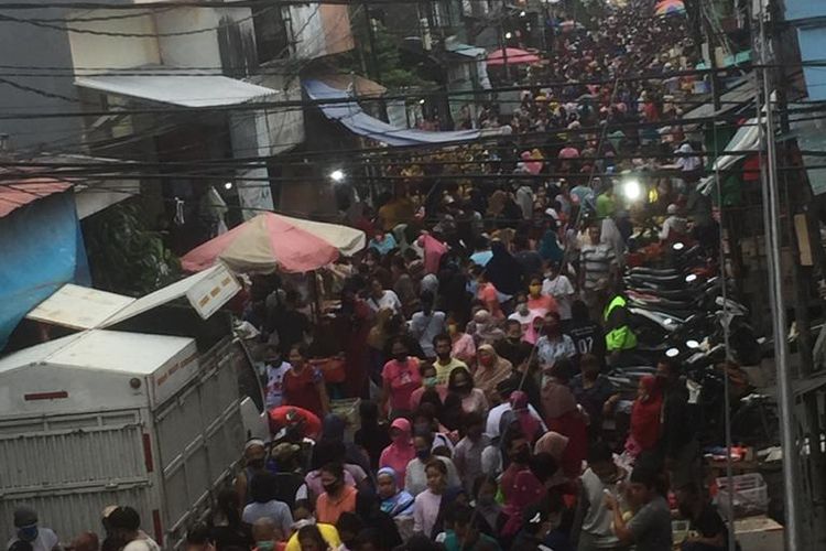 Unggahan foto dan video di akun Instagram Wakil Ketua Komisi IX DPR Charles Honoris @charleshonoris yang menunjukkan kerumunan di Pasar Pademangan, Jakarta Utara, Selasa (29/6/2021).