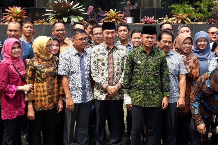 Wali Kota Bogor Bima Arya dan pejabat pemerintahan Kota Bogor mendatangi kantor KPK, Jumat (26/4/2019).