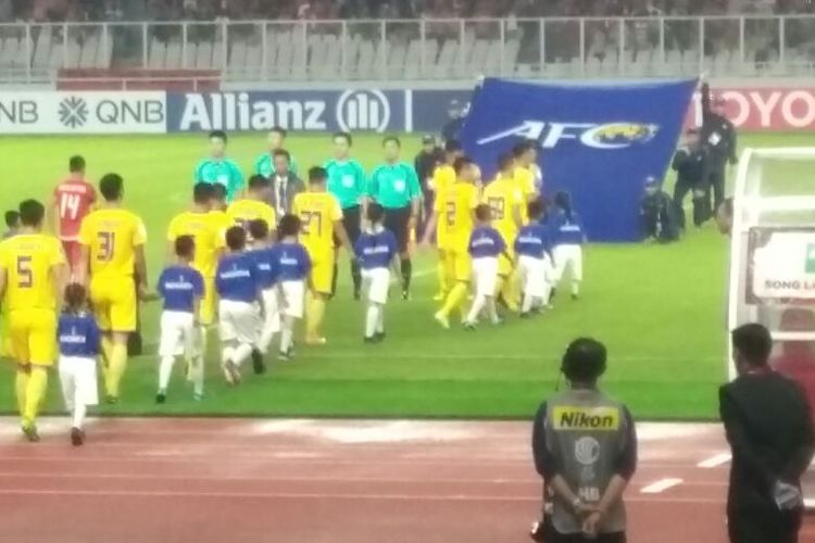 Anak-anak pendamping pemain dari Allianz (player escort) saat memasuki lapangan pada laga Piala AFC antara Persija Jakarta melawan Song Lam Nghe An di SUGBK, Rabu (14/3/2018).