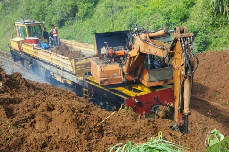 Alat berat diturunkan untuk membersihkan material longsoran yang menimbun rel kereta, Kamis (23/11/2017) diperkirakan pembersihan longsoran akan memerlukan waktu hingga sore ini