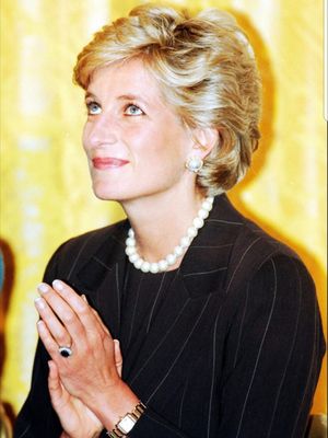 Princess Diana memakai cincin pertunangan