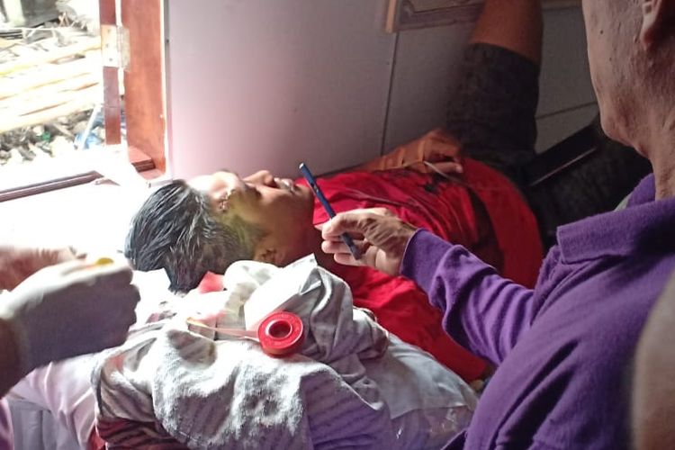 Bripka Yohanes anggota Satpolair Polda Sumsel yang mengalami luka sabetan pisau didahi usai membebaskan dua orang sandera di Kabupaten Ogan Komering Ilir (OKI),Sumatera Selatan.