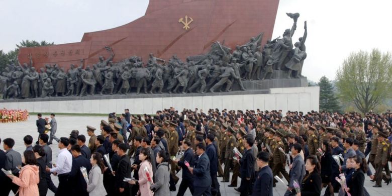 Warga Korea Utara memperingati HUT ke-85 angkatan nersenjata negara itu, Selasa (25/4/2017).
