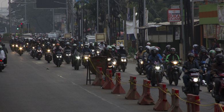 Pemudik motor mulai padati jalur Kalimalang menuju Bekasi, Kamis (22/6/2017)