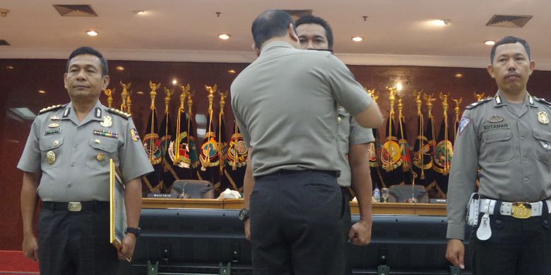 Kapolri Jenderal Pol Tito Karnavian memberi penghargaan berupa pin emas kepada anggota kepolisian yang berprestasi di Rupatama Mabes Polri, Jakarta, Selasa (18/7/2017).