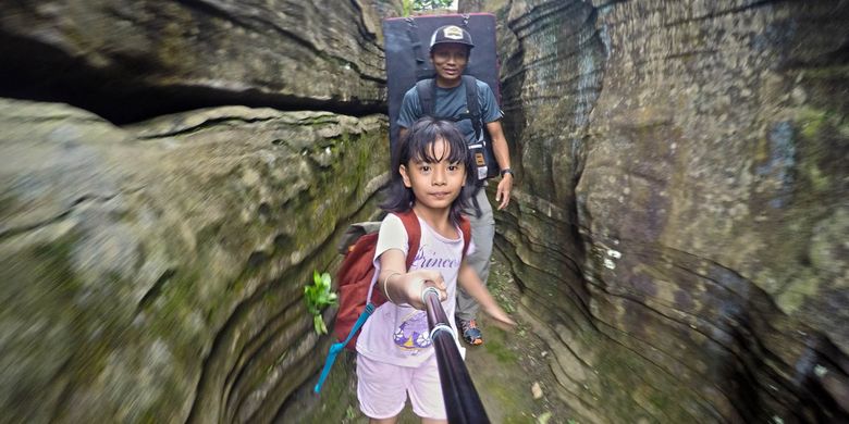 Bening, 8 tahun, trekking melintasi tebing karst di kawasan Gua Harunggang, di Babakan Madang, Kabupaten Bogor, Minggu (25/2/2018).