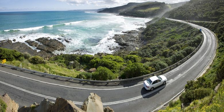 Great Ocean Road di Victoria merupakan salah satu jalur road trip yang populer di Australia.