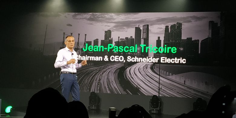 Chairman and Chief Executive Officer Schneider Electric Jean-Pascal Tricoire saat berbicara di Innovation Summit Asia 2018, di Singapura, Kamis (20/9/2018).