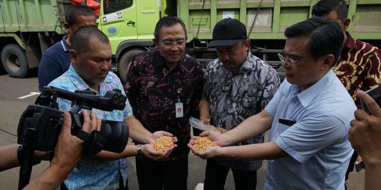 Kementerian Pertanian (Kementan) bergerak memfasilitasi distribusi jagung dari industri pakan ternak untuk kebutuhan peternak rakyat di berbagai sentra ayam petelur, Jumat (9/11/18).