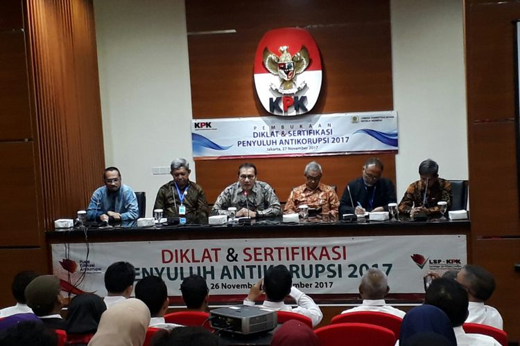 Komisi Pemberantasan Korupsi (KPK) menggelar acara pembukaan diklat penyuluh antikorupsi di gedung KPK, Kuningan, Jakarta, yang dihadiri pimpinan dan mantan pimpinan KPK, Senin (27/11/2017). 