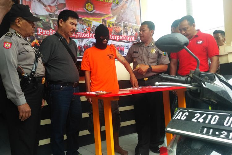 Tersangka Adi Ferdian berserta barang bukti motor hasil pencuriannya saat di Mapolsek Kediri Kota, Jawa Timur, Kamis (11/8/2018).
