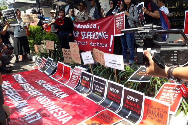 Para pengunjung rasa terkait kasus hukuman mati terhadap tenaga kerja Indonesia (TKI) Zaini Misrin berdemo di depan Kedutaan Besar Indonesia, Selasa (20/3/2018).