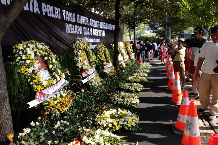 Karangan bunga dengan enam foto korban kerusuhan Mako Brimob dipadati warga saat CFD M8nggu (13/5/2018) 