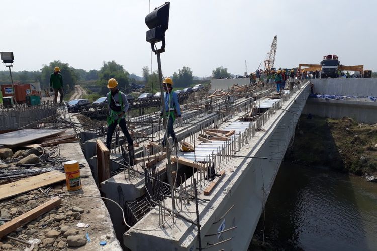 Perbaikan jembatan Abour Besuk di ruas tol Wilangan-Kertosono dikebut menyambut arus mudik Lebaran.