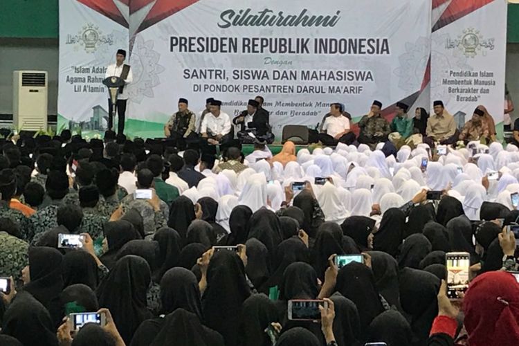 Presiden Joko Widodo saat bersilaturahim dengan pimpinan yayasan, santri dan santriwati Pondok Pesantren Darul Maarif di Kabupaten Indramayu, Jawa Barat, Kamis (6/7/2017).