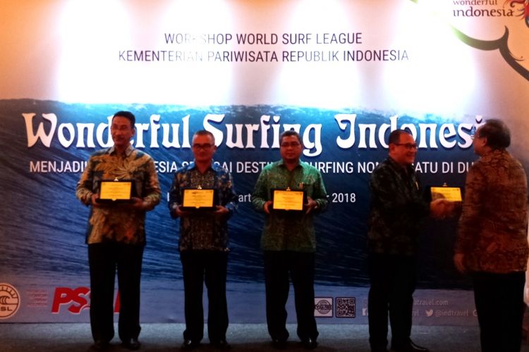 Ketua Tim Percepatan Wisata Bahari, Indroyono Soesilo memberikan penghargaan kepada perwakilan daerah yang sudah menyelenggarakan acara surving kelas duni, di Pecenongan, Jakarta, Senin (19/11/2018).