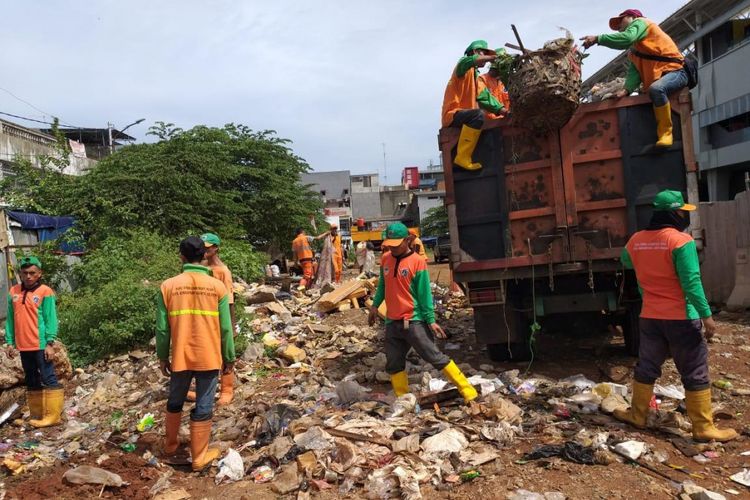 Gerebek sampah di lahan eks Pasar Blok A, Kebayoran Baru, Jakarta Selatan, Kamis (3/1/2019).