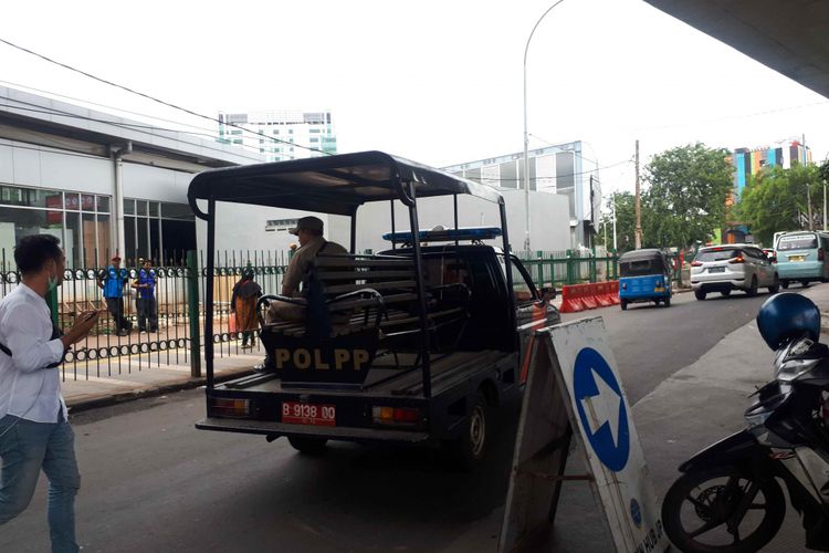 Foto Sehari Setelah Bentrokan Kawasan Tanah Abang Kembali Normal