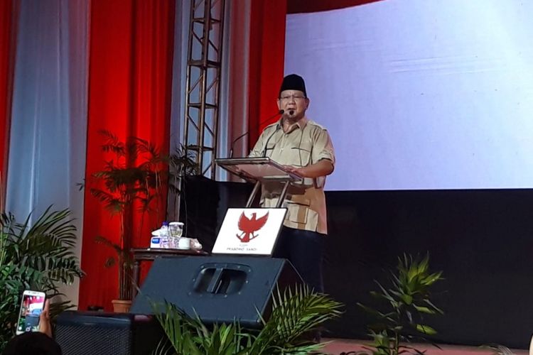 Calon presiden nomor urut 02 Prabowo Subianto saat berbicara dalam acara deklarasi dukungan ribuan Purnawirawan TNI-Polri di Grand Pasific Hall, Yogyakarta, Rabu (27/2/2019).