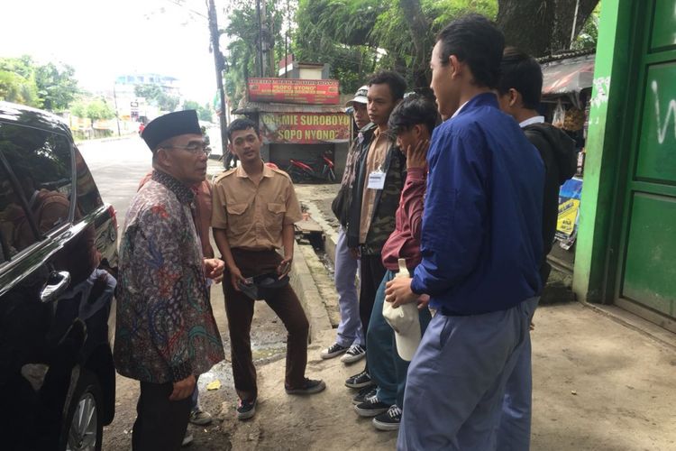 Menteri Pendidikan dan Kebudayaan Muhadjir Effendy menegur siswa SMK yang merokok di pinggir jalan saat ia akan menuju Istana Bogor, Selasa (5/12/2017).