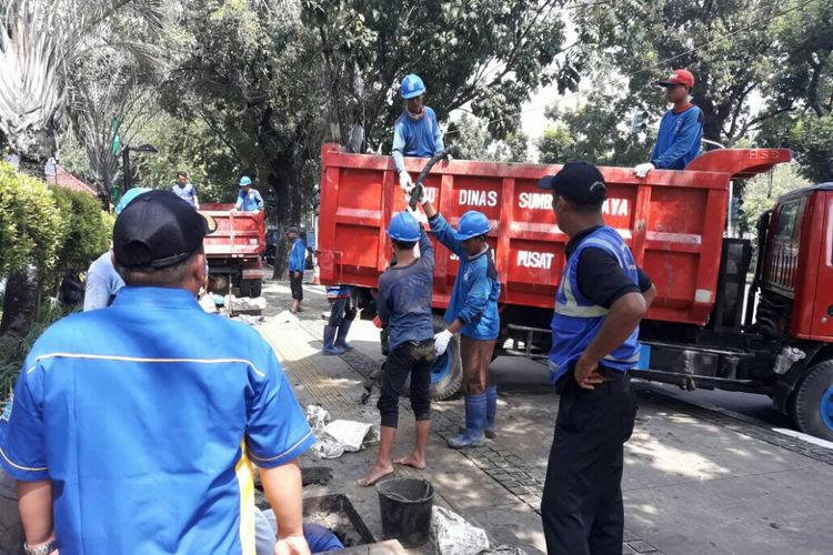 Petugas Dinas Sumber Daya Air DKI Jakarta mengangkut 12 Kubik Gulungan Kulit Kabel di Gorong-Gorong Depan Balai Kota DKI Jakarta, Jalan Medan Merdeka Selatan, Minggu (18/3/2018).