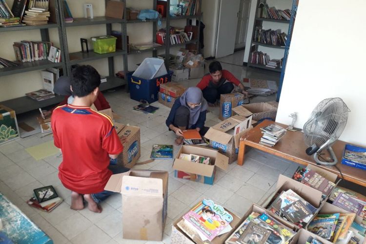 Relawan Komunitas 1001buku tengah melakukan proses penyortiran dan packing buku-buku donasi untuk kemudian didistribusi ke ratusan taman baca di Indonesia