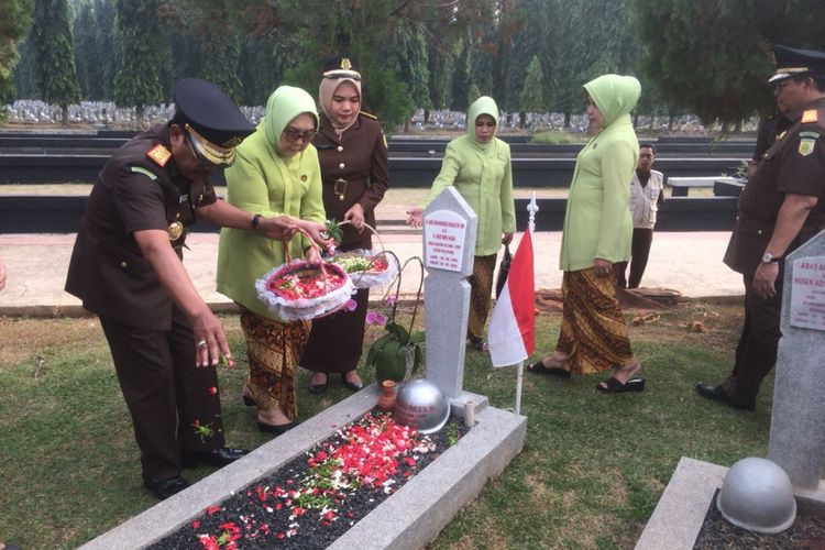 Jaksa Agung Muhammad Prasetyo melakukan ziarah ke makam para mantan jaksa agung di Taman Makam Pahlawan Kalibata, Jakarta, Sabtu (21/7/2018).