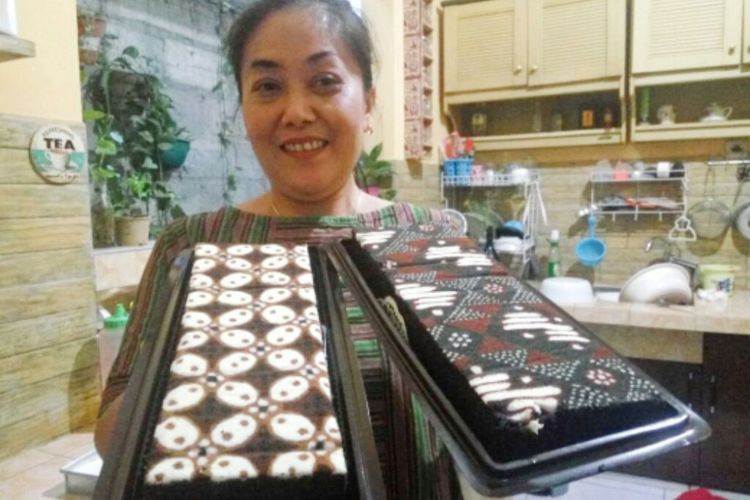    Ani Kusumawati menunjukan dua Brownies motif Batik buatanya