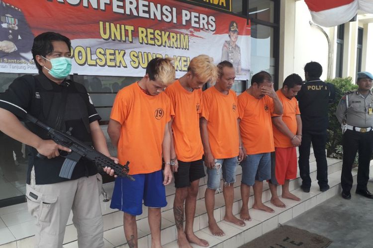 Lima orang tersangka kasus penggelapan truk bermuatan pasir saat dihadirkan dalam konferensi pers di Mapolsek Sunda Kelapa, Selasa (28/8/2018).