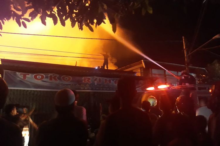 Petugas pemadam kebakaran berusaha memadamkan api pada peristiwa kebakaran di Tenggarong, Kukar (16/1/2019l