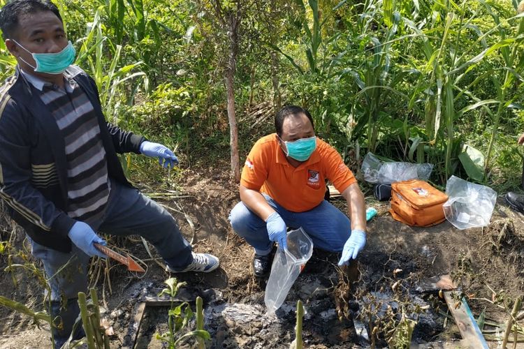 Petugas melakukan olah Tempat Kejadian Perkara (TKP), di lokasi penemuan mayat terbakar di Dusun Manyarsari Desa Gunungsari Kecamatan Dawarbladong Kabupaten Mojokerto Jawa Timur, Senin (13/5/2019).