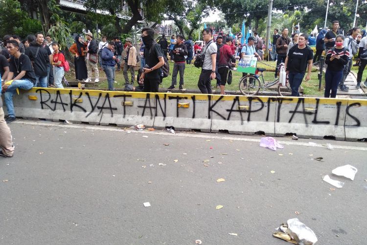 Aksi vandalisme Saat Demo Buruh di Depan Gedung Kementerian Pariwisata Jalan Medan Merdeka Barat, Rabu (1/5/2019)