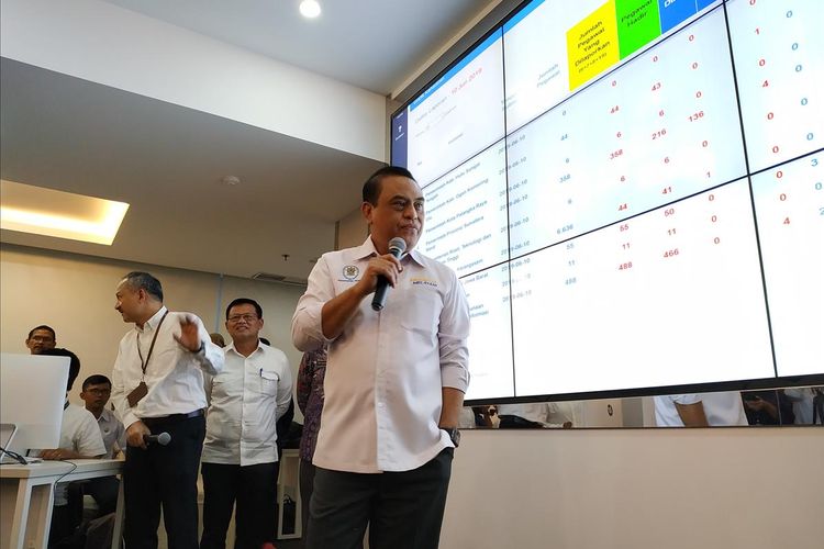 Menteri Pendayagunaan Aparatur Negara dan Reformasi Birokrasi (Menpan RB) Syafruddin memantau kehadiran Aparatur Sipil Negara (ASN) di seluruh Indonesia pasca libur Lebaran di ruang Command Centre, Jakarta ,Senin (10/6/2019).