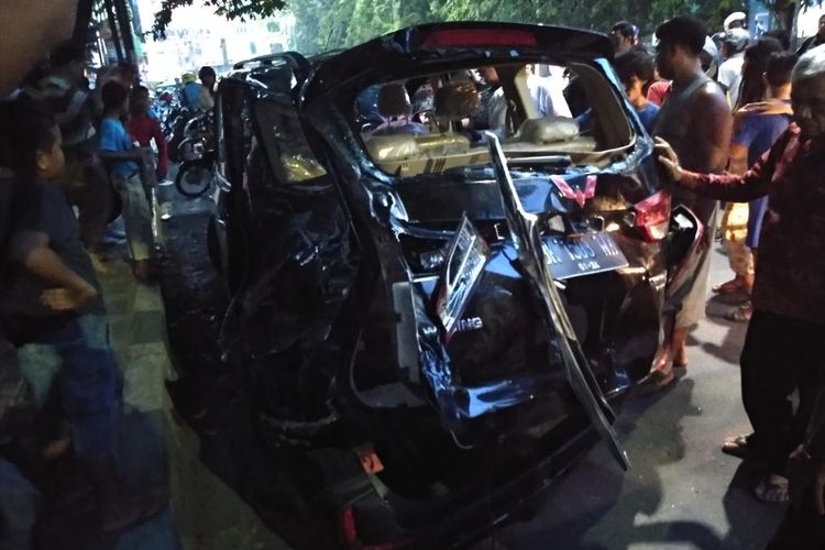 Satu unit mobil Wuling Confero rusak parah setelah tertabrak kereta api yang sedang meluncur ke Bandara Internasional Kuala Namu, Jumat (26/7/2019)