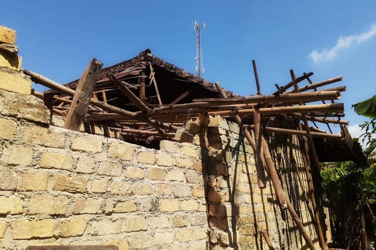 Salah satu rumah rusak dampak gempa Banten magnitudo 6,9 di Sukabumi, Jawa Barat, Sabtu (3/8/2019)