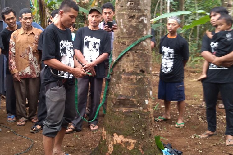 Penderes di Desa Pageraji, Kecamatan Cilongok, Kabupaten Banyunas, Jawa Tengah, memeragakan penggunaan alat pengaman, baru-baru ini