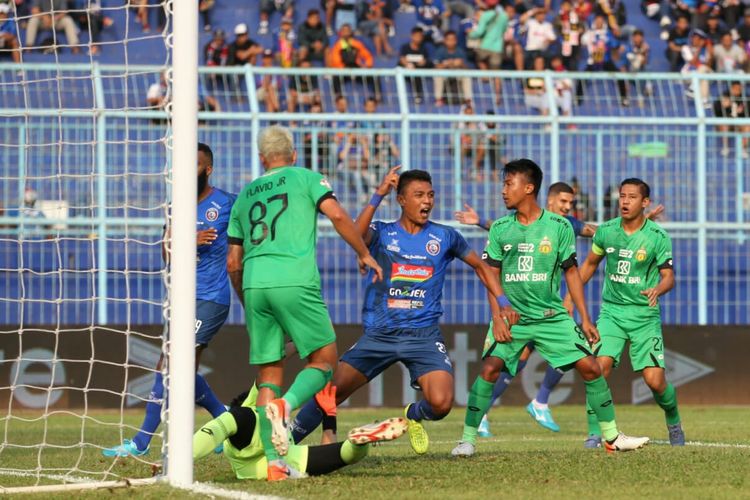 Penyerang Arema FC, Dedik Setiawan, merayakan golnya yang ia cetak saat melawan Bhayangkara FC di Stadion Kanjuruhan (26/7/2019) pada lanjutan pekan ke-11 Liga 1 2019.