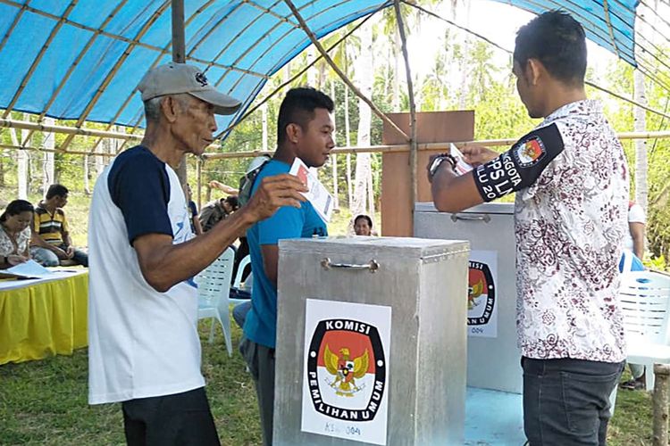 Warga Negara Indonesia menggunakan hak pilihnya dalam Pemilu 2019 di salah satu TPS di Mindanao, Filipina, Minggu (14/4/2019).