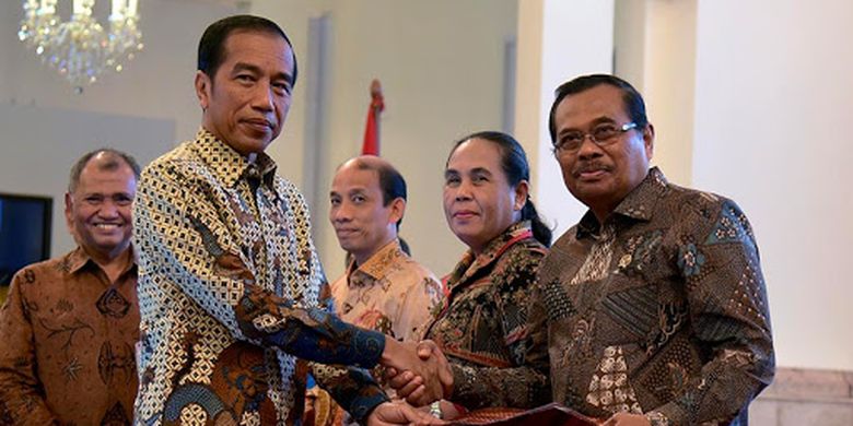 Gubernur Sulawesi Utara Olly Dondokambey dan Presiden Joko Widodo pada acara penyerahan Dokumen Aksi Pencegahan Korupsi Tahun 2019-2020 dan Laporan Pelaksanaan Strategi Nasional Pencegahan Korupsi Tahun 2019 di Istana Negara, Jakarta, Rabu (13/3/2019) sore.