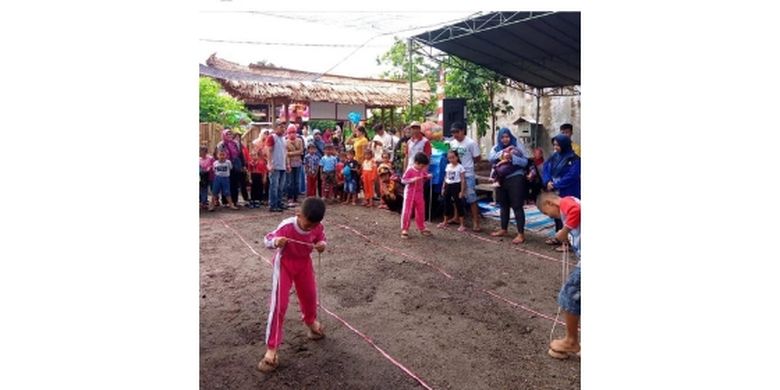 Pada soft launching Pasar Bathok Maret 2019 lalu diadakan berbagai macam kegiatan menarik, salah satunya dolanan anak, yaitu enggrang batok, enggrang bambu, dan lompat meja.