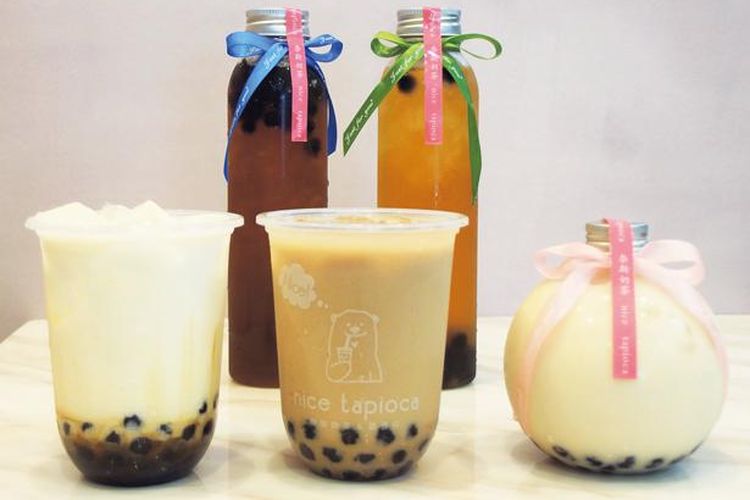 Tapioca Milk Tea (depan, tengah; ¥500) menggunakan bola tapioka. Teh susu kedai ini disajikan dalam botol berbentuk tabung panjang. 