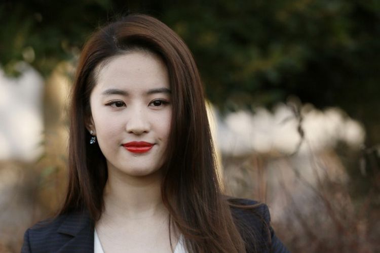 Aktris Tiongkok, Liu Yifei, berpose selama acara presentasi koleksi terbaru Christian Dior di Paris, Perancis, pada 25 Januari 2016.