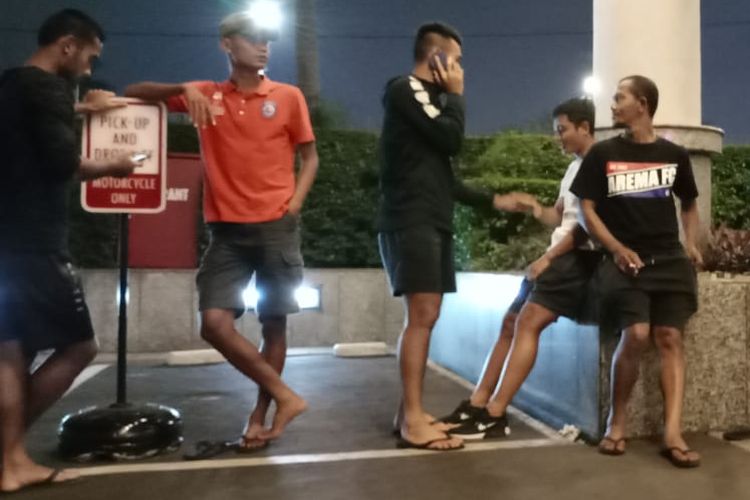 Pemain Arema FC dan official duduk di deppen hotel saat gempa menguncang Banten dan sekitarnya.