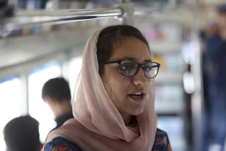 Freshta Karim (25), penggagas perpustakaan bus, Charmaghz, ingin memberikan kesempatan membaca kepada anak-anak di Afghanistan.