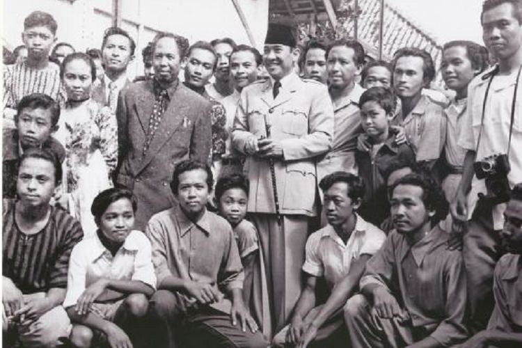 Bung Karno mengunjungi Pameran Sanggar Pelukis Rakyat, Jl. Sultan Agung, Yogyakarta, sekitar 1950-1953.